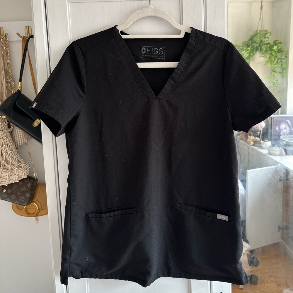 Figs Casma 3 Pocket Black Scrub Top Small